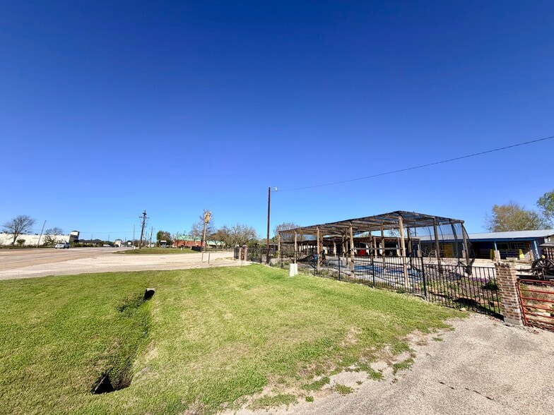 More Photos Of 20698 Eva St, Montgomery Garden Center For Lease
