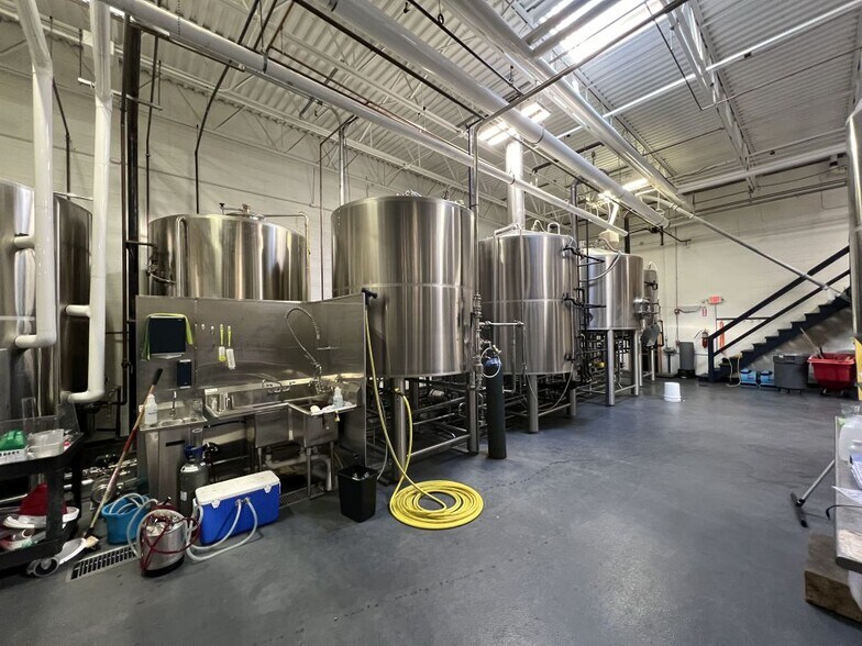 More Photos Of 16 Business Park Dr, Branford Warehouse For Lease