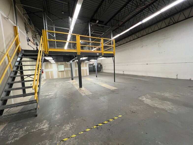 More Photos Of 2305 W Altorfer Rd, Peoria Light Manufacturing For Lease