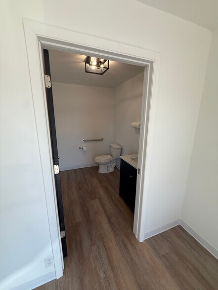 More Photos Of 522 W 8th St, Anderson Office For Lease