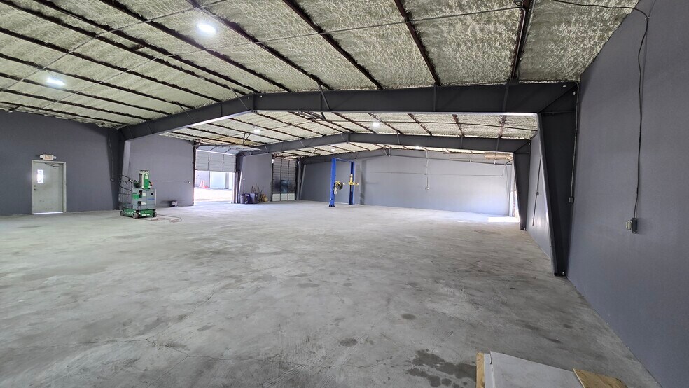 More Photos Of 1801 Decker Dr, Baytown Light Distribution For Lease