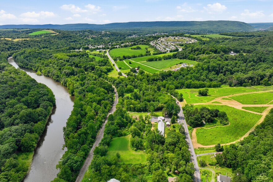 More Photos Of 429 Riverview Dr, Walnutport Flex For Sale