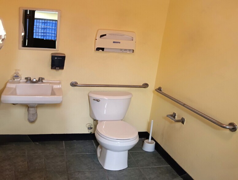 More Photos Of 1721 S Flower St, Los Angeles Storefront Retail Office For Lease