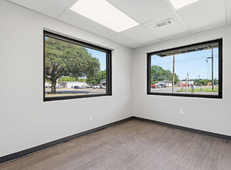 More Photos Of 201 W Westhill Dr, Cleburne Warehouse For Lease