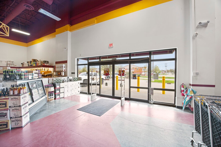 More Photos Of 2401 Maloney Dr, Bloomington Department Store For Lease