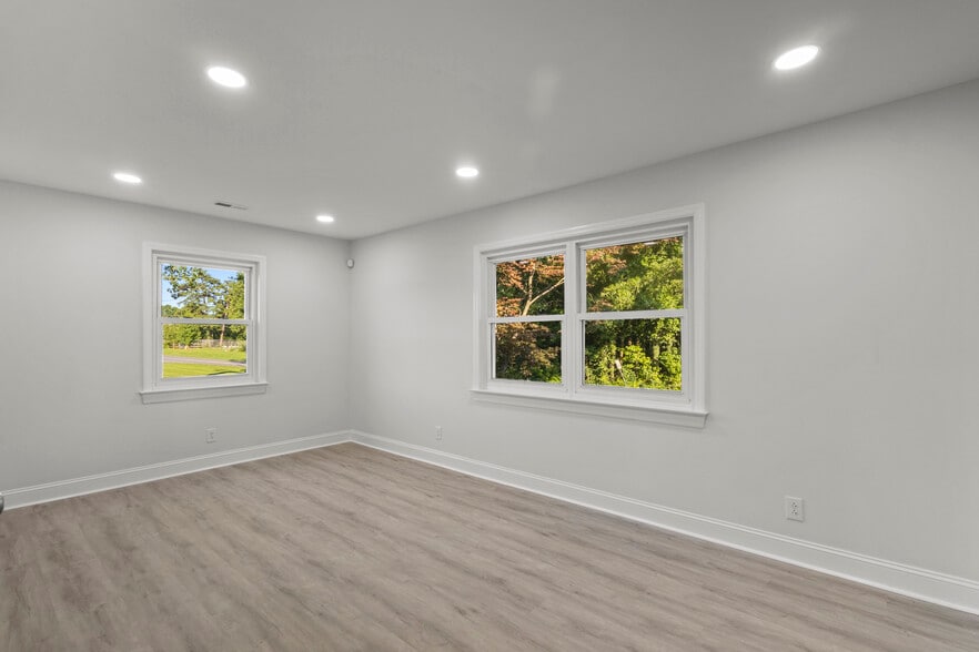 More Photos Of 679 Oakridge Farm Hwy, Mooresville Office For Sale