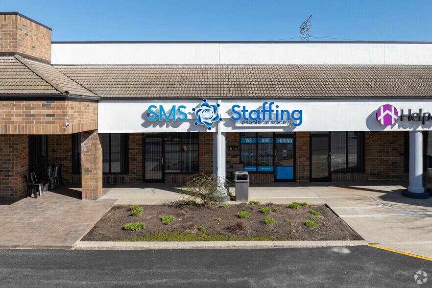 More Photos Of 401 N Riverside Dr, Gurnee Storefront For Lease