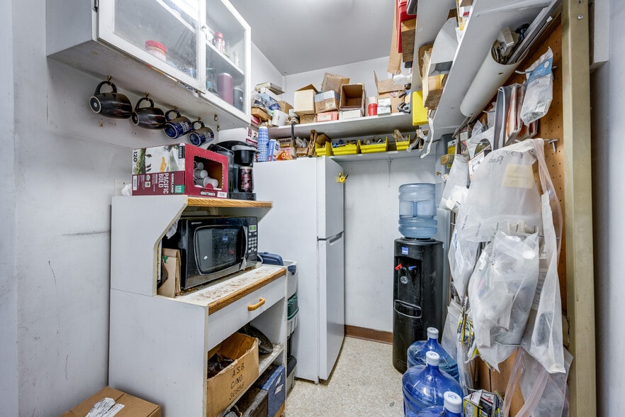 More Photos Of 195 S Grand Ave, Pullman Industrial For Sale