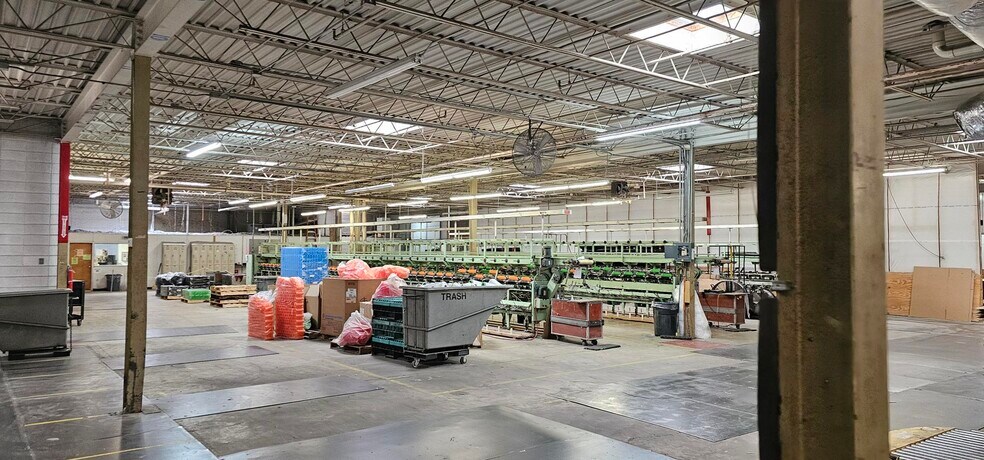 More Photos Of 110 E 15th St, Newton Warehouse For Lease