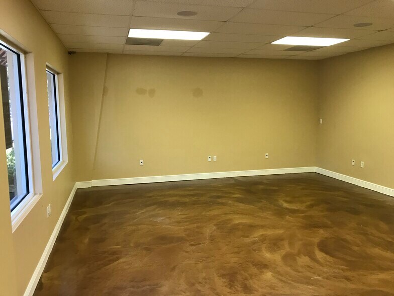 More Photos Of 1045 Collier Center Way, Naples Flex For Lease