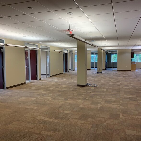 More Photos Of 1000 Commerce Dr, Pittsburgh Office For Lease