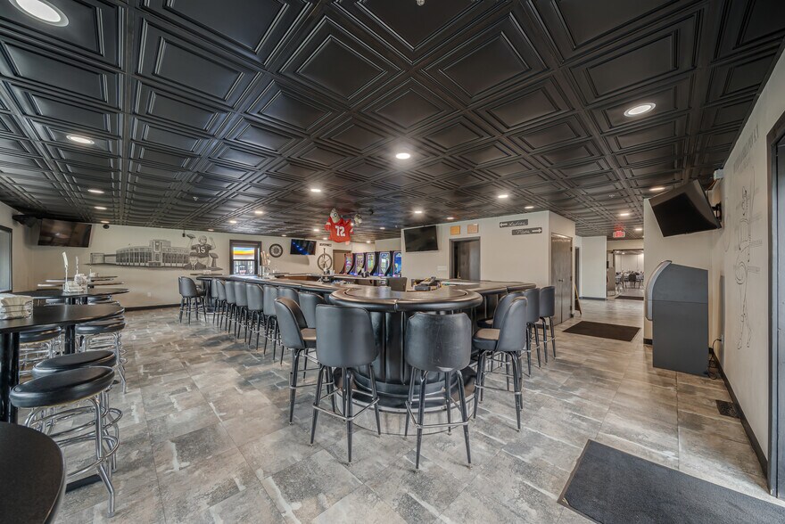 More Photos Of 689 Broadway, Berlin Restaurant For Sale