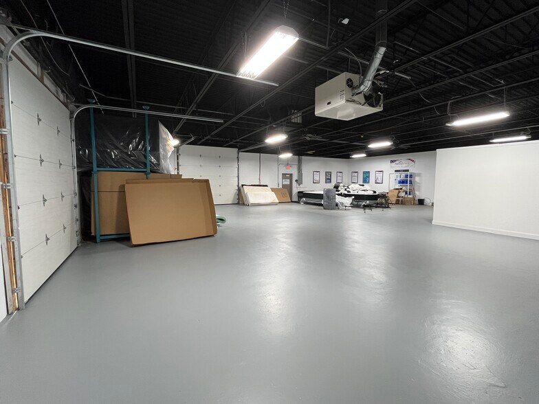 More Photos Of 187-189 W Johnstown Rd, Gahanna Warehouse For Lease