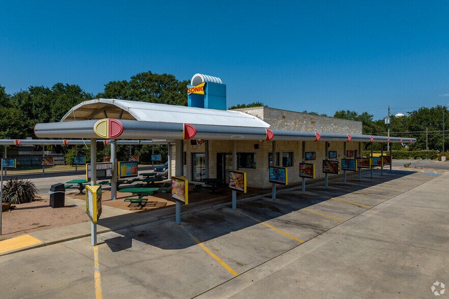 More Photos Of 373 S Dill St, East Bernard Fast Food For Lease