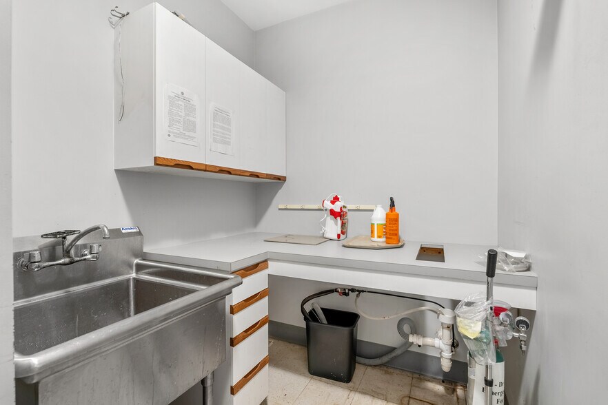 More Photos Of 3221 W Governor John Sevier Hwy, Knoxville Medical For Lease