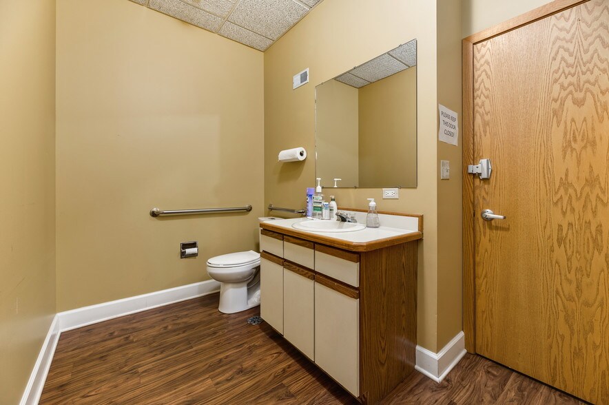 More Photos Of 900-908 Waukegan Rd, Glenview Medical For Lease