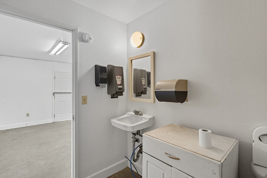 More Photos Of 240 Airpark Rd, Atwater Warehouse For Lease