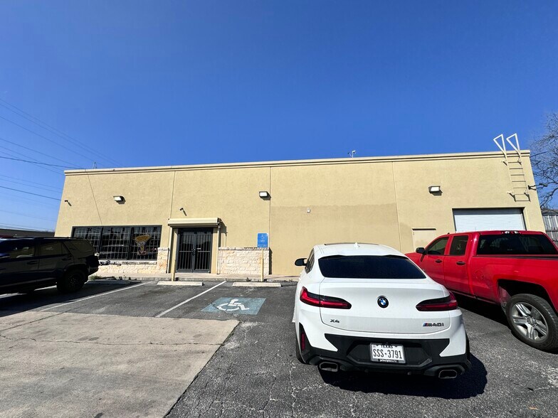 More Photos Of 835 SE Military Dr, San Antonio Freestanding For Sale