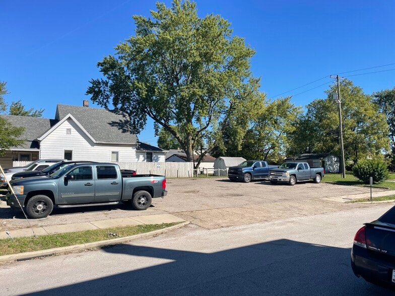 More Photos Of 2137 S Meridian St, Indianapolis Bar For Sale