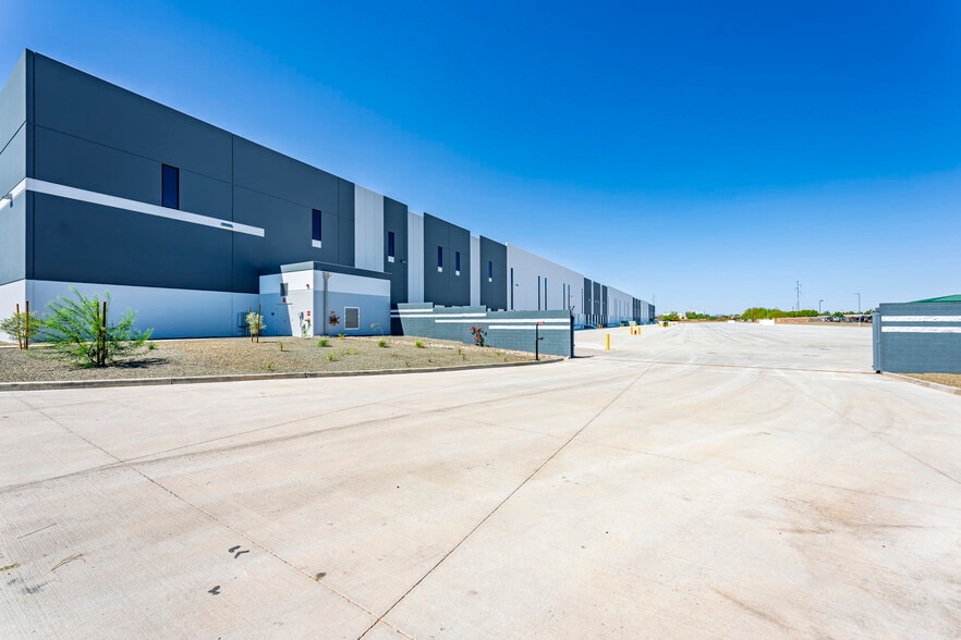 More Photos Of 6550 W Orangewood Ave, Glendale Warehouse For Lease