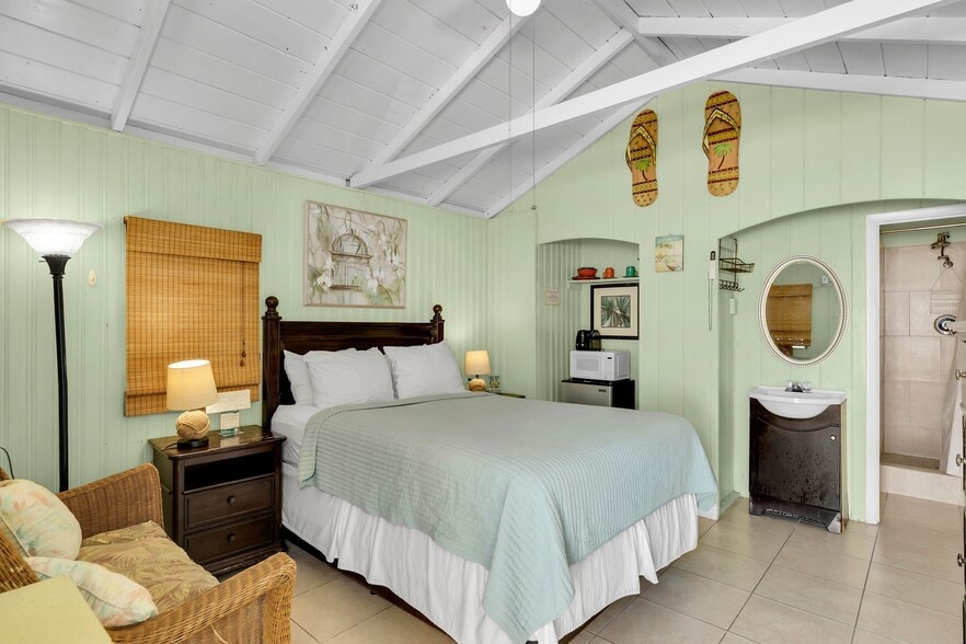 More Photos Of 243 61st St, Marathon Hotel For Sale