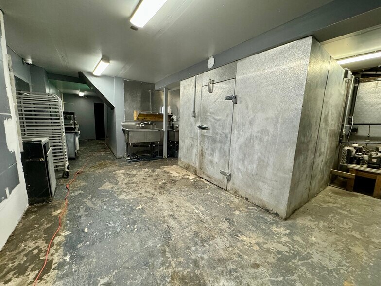 More Photos Of 726 Courtlandt Ave, Bronx Restaurant For Lease