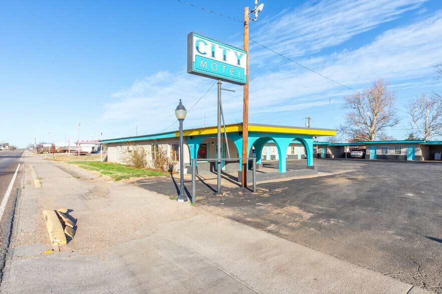 More Photos Of 1100 Main St, Knox City Hotel For Sale