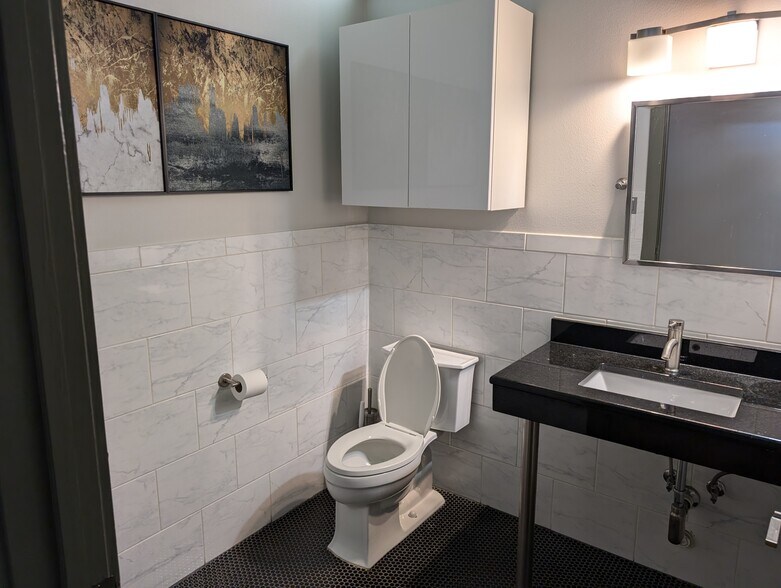 More Photos Of 3906 Menchaca Rd, Austin Medical For Lease