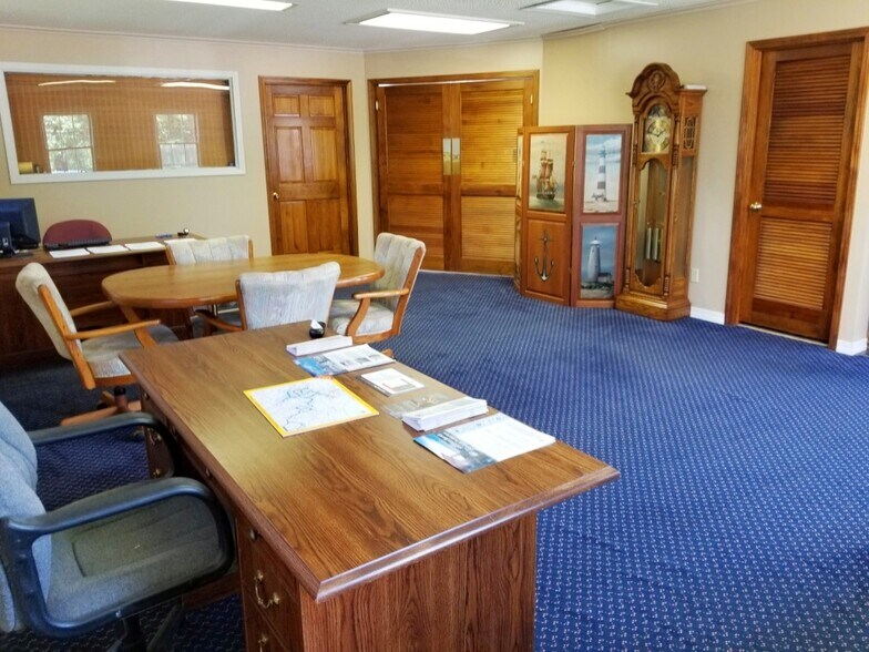 More Photos Of 250 Sunset Hills Dr, Sunrise Beach Storefront Retail Office For Sale