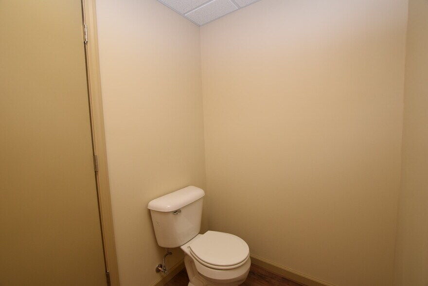 More Photos Of 604 E Main St, Saint Paris Office For Lease