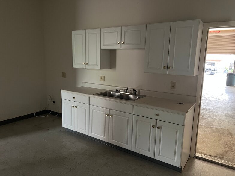 More Photos Of 6074 Business Park Dr, Columbus Light Distribution For Lease