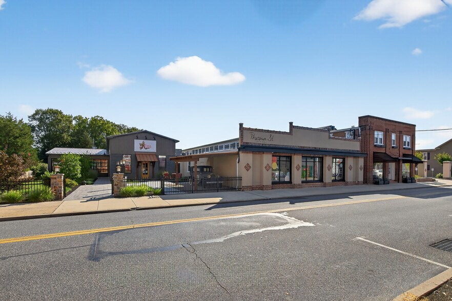 More Photos Of 51 N Main St, Manheim General Retail For Sale