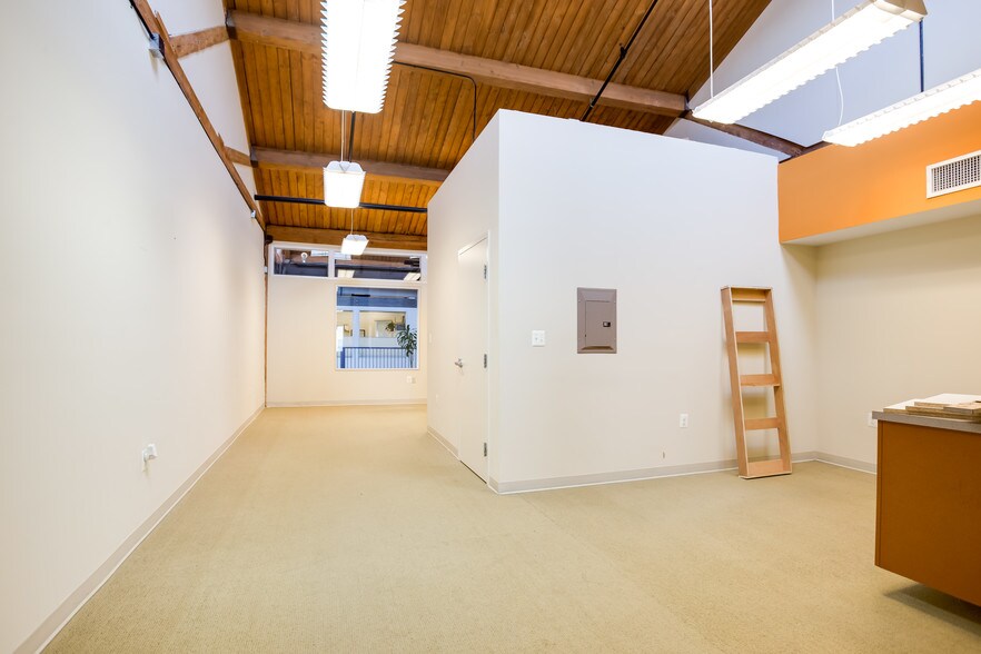 More Photos Of 725 Jackson St, Fredericksburg Office For Lease