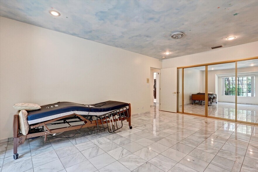 More Photos Of 4623 Hayvenhurst Ave, Encino Apartments For Sale