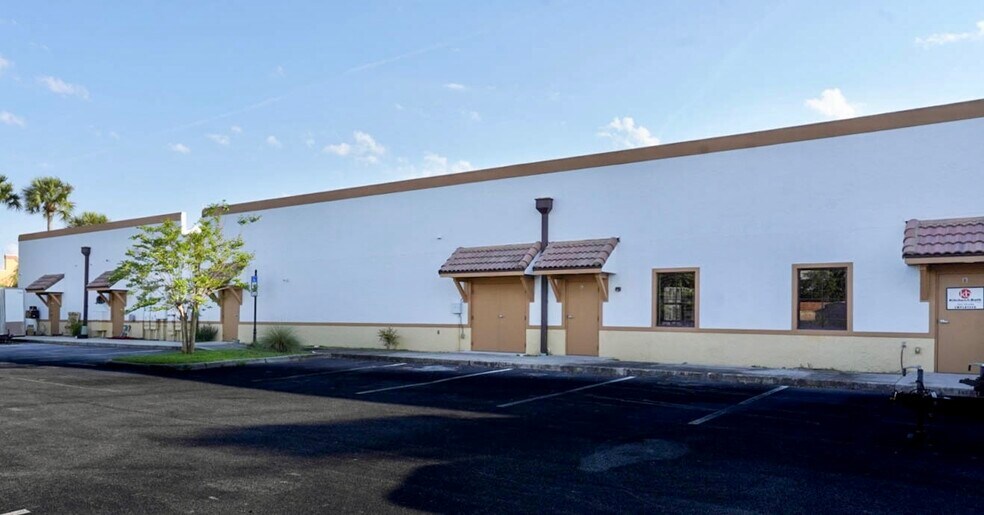 More Photos Of 8590 E CR-466, Lady Lake Freestanding For Sale