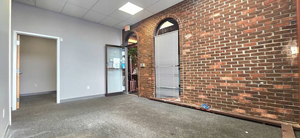 More Photos Of 464 Bremen St, East Boston Freestanding For Lease