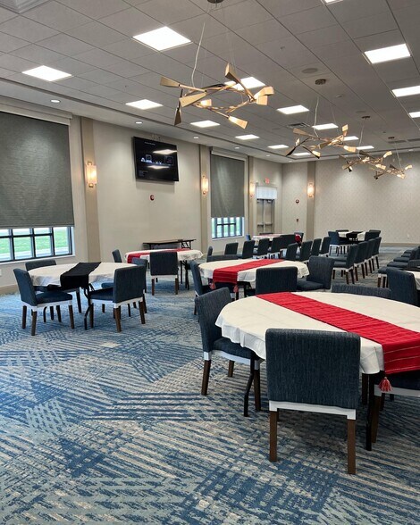 More Photos Of 100 Coles Centre Pky, Mattoon Hotel For Sale