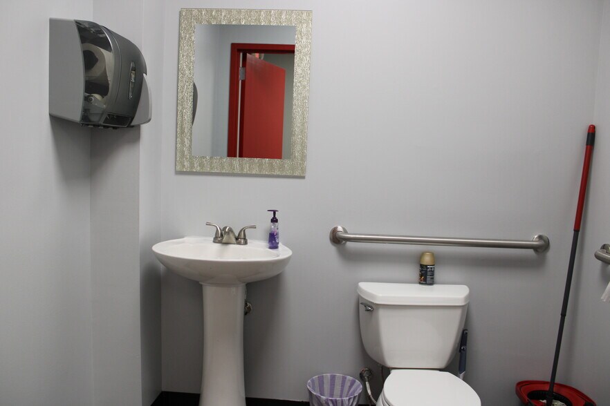 More Photos Of 6456 Cunningham Rd, Houston Industrial For Lease