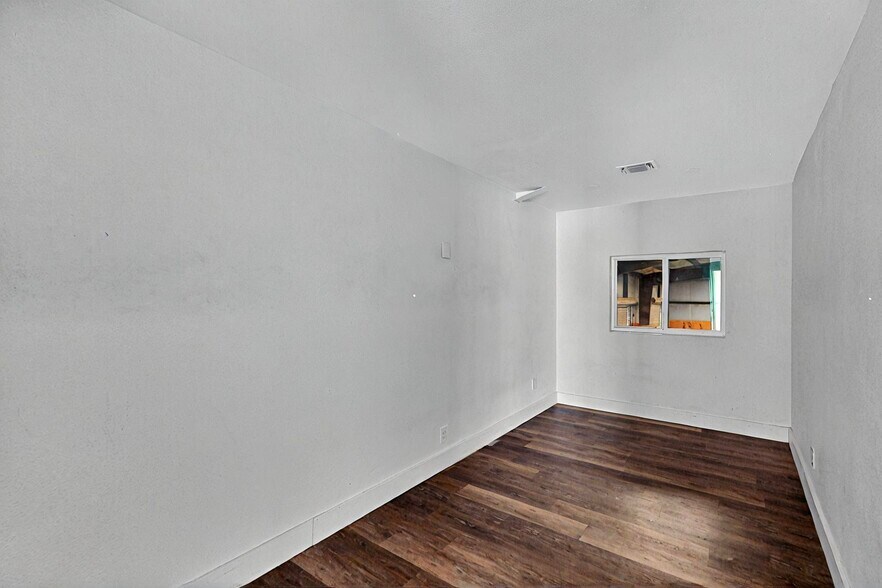 More Photos Of 11544 Cockleburr Rd, Roanoke Warehouse For Lease