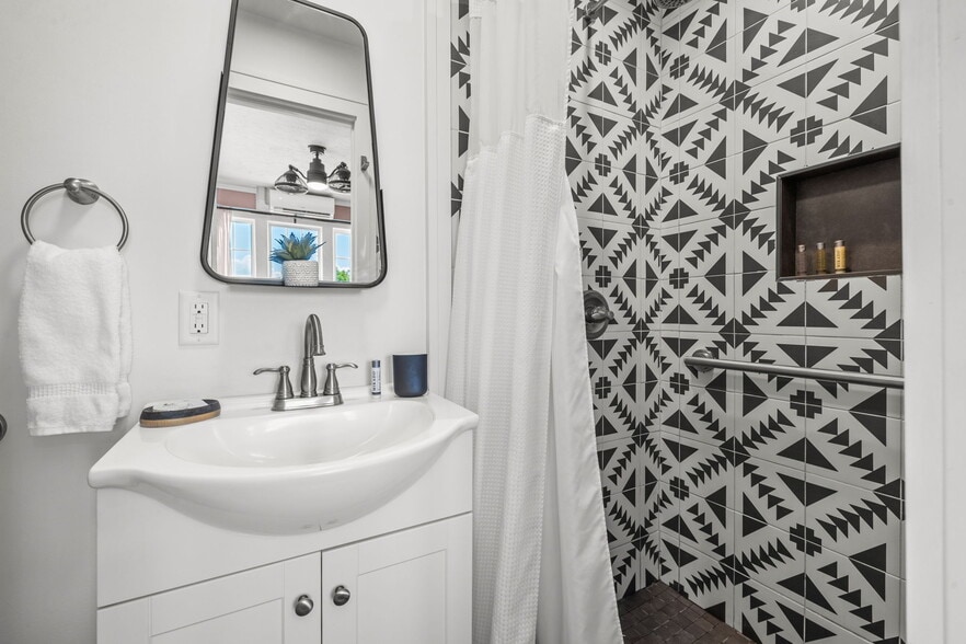More Photos Of 2801 7th Ave N, Saint Petersburg Hospitality For Sale