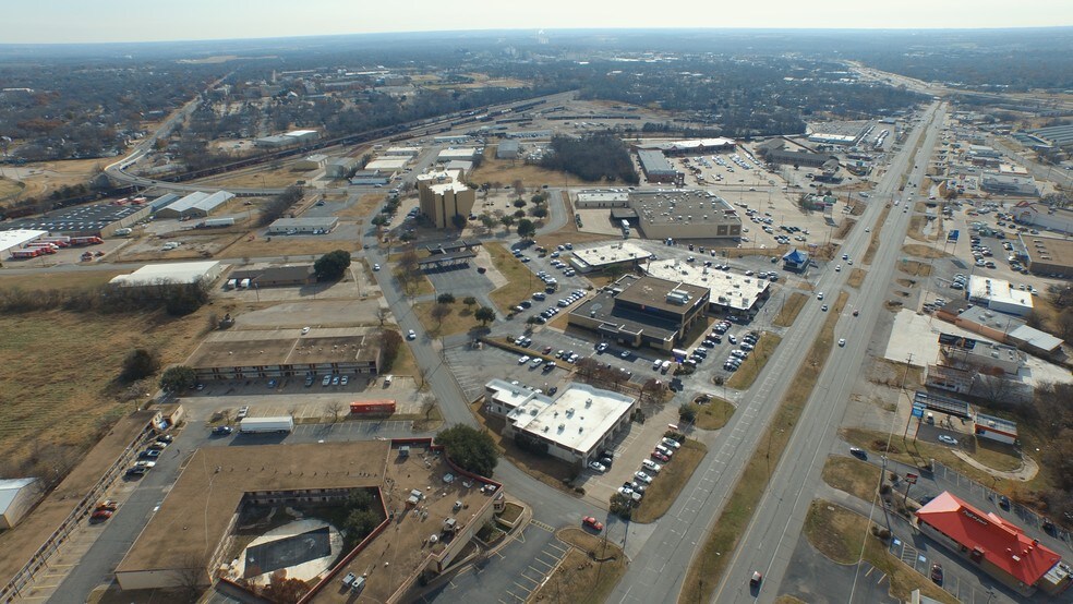 More Photos Of 1800 Teague Dr, Sherman Office For Lease