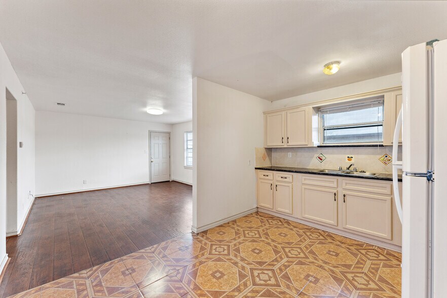 More Photos Of 1004 S Main St, Pasadena Apartments For Sale
