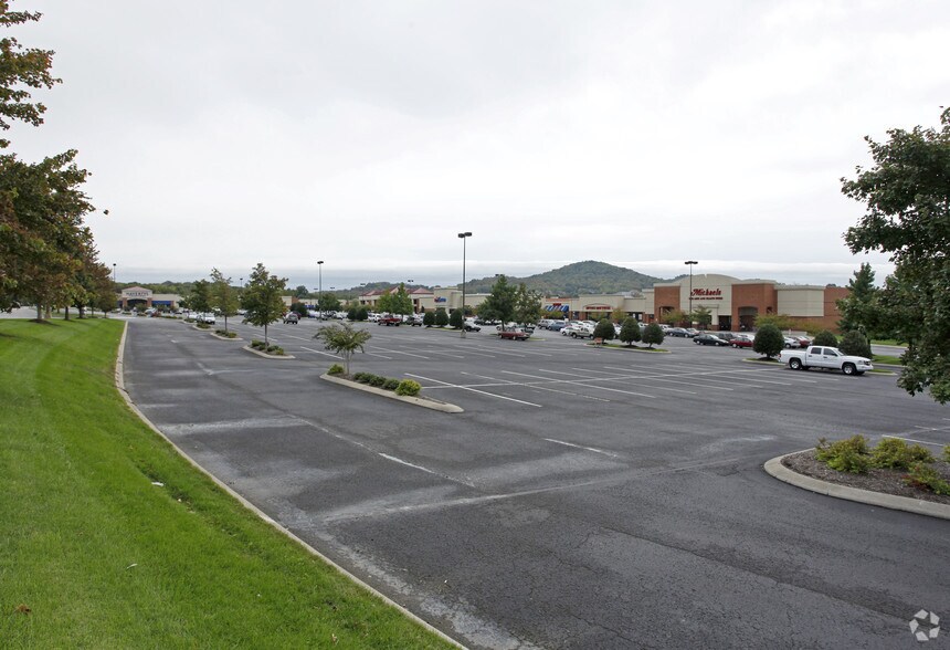 More Photos Of 8105 Moores Ln, Brentwood Unknown For Lease