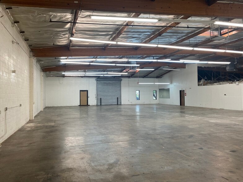 More Photos Of 4514-4518 Vanowen St, Burbank Manufacturing For Lease