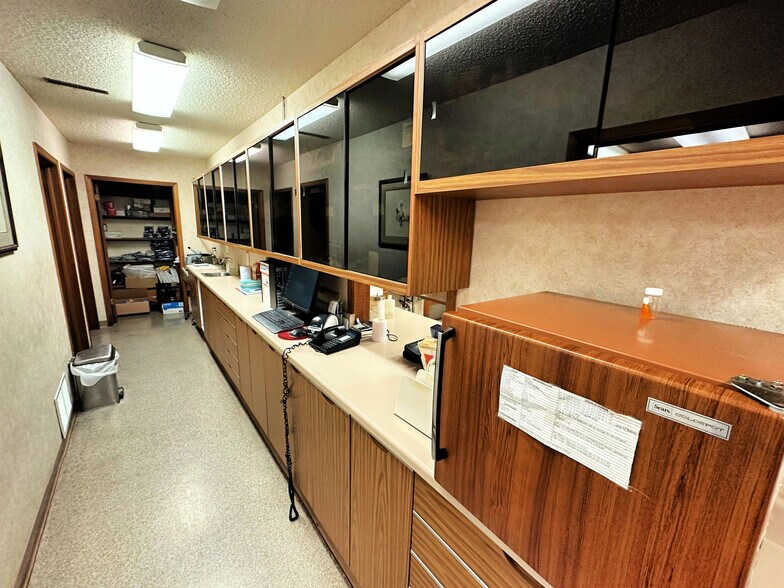 More Photos Of 1210 Southtown Dr, Waterloo Office For Sale