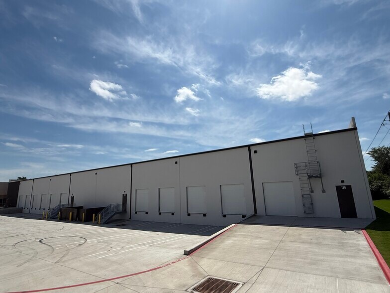 More Photos Of 3520 Comsouth Dr, Austin Unknown For Lease