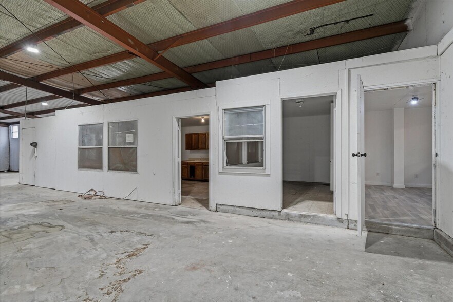 More Photos Of 9474 US-175, Kemp Flex For Sale