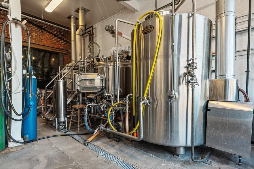 More Photos Of 451 S Thompson Ave, Excelsior Springs Bar For Sale