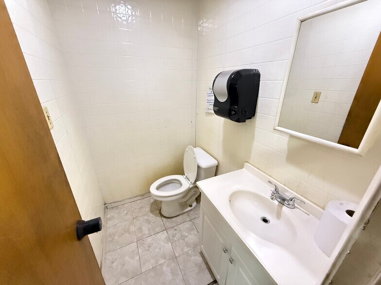 More Photos Of 11104 N Lamar Blvd, Austin Showroom For Lease