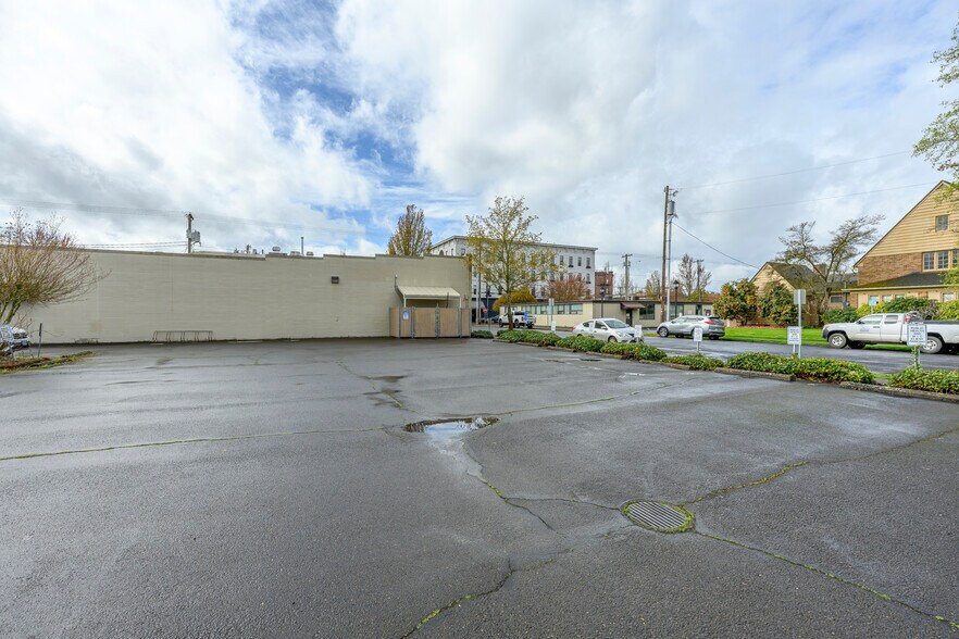 More Photos Of 424 NE Ford St, Mcminnville Office For Sale